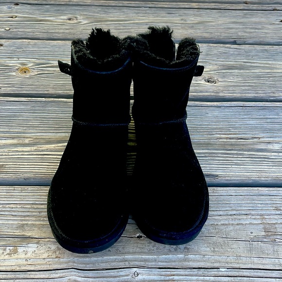 UGG - Picture 2 of 3